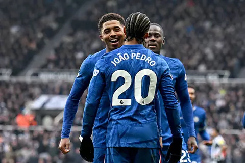 سانت جيمس يحبط أصحابه.. تشيلسي يحول تأخره بهدفين لتعادل مع نيوكاسل (فيديو)